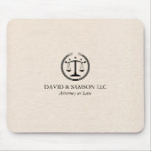 ベージュミニマルリネンの黒いジャスティスロゴ マウスパッド (正面)