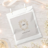 ベージュミニマル結婚リスト フェイバーバッグ (クリップ留めされた状態)