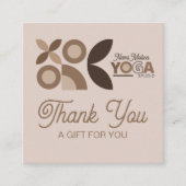 ベージュモダンエレガントブラウンパターンヨガスタジオ 割引カード (正面)