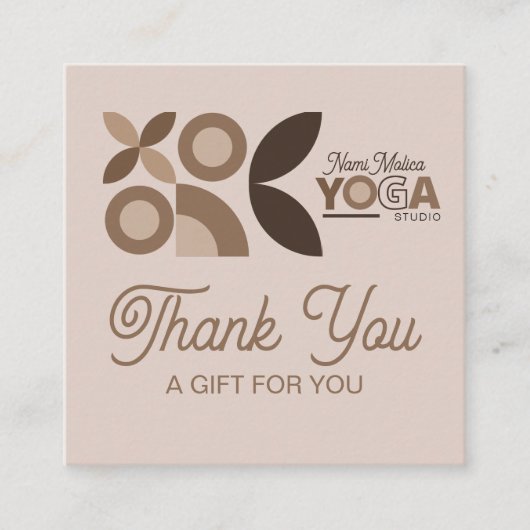 ベージュモダンエレガントブラウンパターンヨガスタジオ 割引カード (正面)