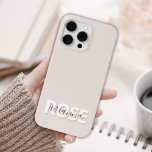 ベージュモダンスクリプフェミニント名前をカスタムする iPhone 15 PRO MAXケース<br><div class="desc">ベジモダンュフェミニンスクリプト名前をカスタムするiPhoneケース。簡単にあなたのモダンモノグラムと名エレガント前と一緒にこの電話のケーカスタムスをパーソナライズ。</div>