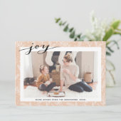 ベージュモダンパインブアフスエレガントスクリプトJOYシンプル シーズンカード (スタンド正面)