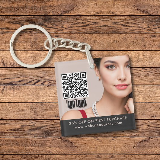 ベージュモダンファッションジュエリービジネスロゴQRコード キーホルダー