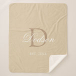 ベージュモダン新人創立1年のモノグラム シェルパブランケット<br><div class="desc">Beage Newlywed Established Year Monogram Sherpa Branketカスタマイズ可能な淡いベージュ色の背景と淡い茶色のモノグラムイニシャルを中心に設計。 古パーソナライズされた書の仮名レタリングと成年の2人の姓が前線の下にある。 引っ越し祝いパーティーまたは素晴らしブライダルシャワーのギフトアイディアを作成します。クリックテンプレートのパーソナライズ・オプションを選択し、「MODOGRAM,  LAST NAME AND YEAR ESTABLISHED」と入力します。</div>