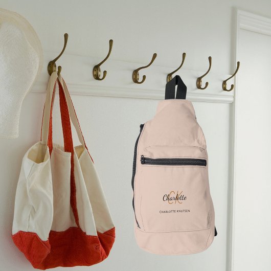 ベージュモノグラムイニシャル名モダン スリングバッグ