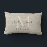 ベージュリネンアイボリーモノグラムスクリプトウェディングメモリアル ランバークッション<br><div class="desc">エレガントなウェディングメモリアル ベージュのリネン調の織り生地のクッションに、オフブラックの洗練された手書きスクリプトカリグラフィーとスタイリッシュなモダンなタイポグラフィーでテキストを入れて。 あなたの名前、イニシャルと結婚日を入れるだけでOK。 新婚カップルへの贅沢なギフトに最適。 ハッピー・ドールフィン・スタジオであなただけのために特別にデザインしました。 ご不明な点や商品のご相談は、happydolphinstudio@outlook.comまでお気軽にお問い合わせください。</div>