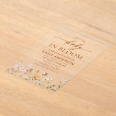 ベージュワイルドフラワーベビーイン開花ベビーシャワー アクリル招待状 (レイダウン)