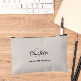 ベージュ名モノグラムイニシャル モダン アクセサリーポーチ