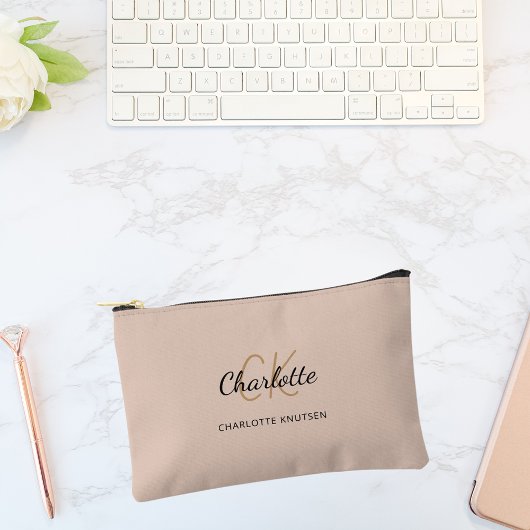 ベージュ名モノグラムイニシャル モダン アクセサリーポーチ
