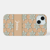 ベージュ地に白い花の彫刻 iPhone 15ケース (裏面横)