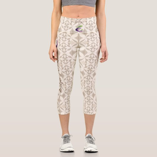 ベージュ幾何学星模様:カスタム文字とロゴ。 カプリレギンス (正面)