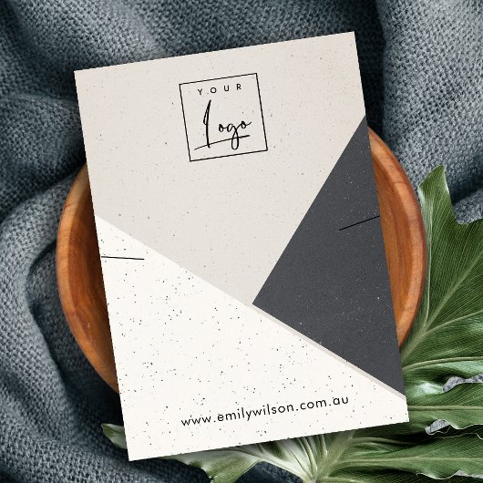 ベージュ白黒セラミックネックレスディスプレイロゴ 名刺