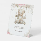 ベージュ素朴テディベアピンクフローラの好意 台座サイン (正面)