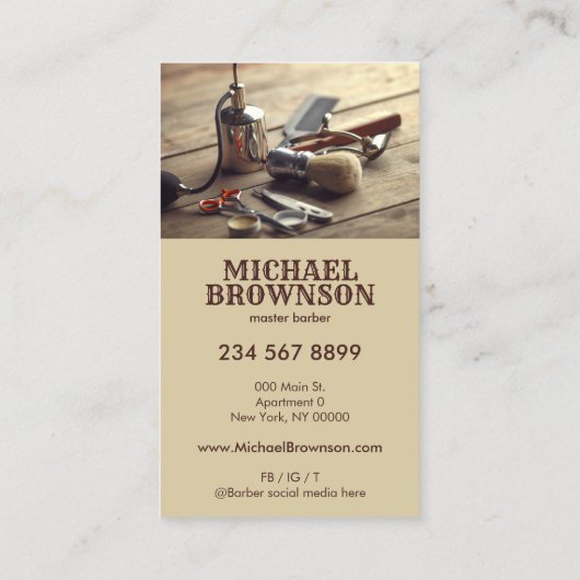 ベージュ美容師素朴木造バーバーショップ 名刺 (裏面)