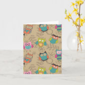 ベージュ背景の落書きされたフクロウ カード (黄色い花)