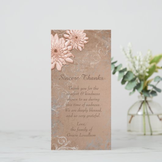 ベージュ色のタンの花の悔やみや弔慰は感謝していしています サンキューカード (スタンド正面)