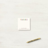 ベージュ色カスタムクリームのビジネスロゴ ポストイット (デスク上)