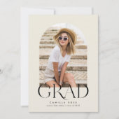 ベージュ色モダンミニマリストアーチ卒業 案内状 (正面)