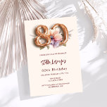 ベージュ金ゴールドピーチフローラ80th birthday luxury 招待状<br><div class="desc">80モダン歳のスタイリッシュ誕生日に、魅力的で魅力的な招待状。ベージュ、クリーム色の背飾景、桃と紫の水色の花。名前は手書文字のスタイルスモダンクリプト付き。カスタマイズしてパーティー詳細を追加する。80番はバ書ロンスタイルフォント、スクリプト付き。</div>