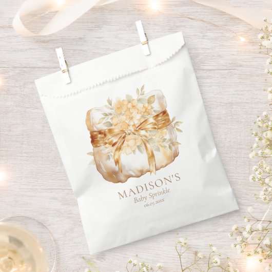ベージュ＆ゴールドのおむつイラスト ベビーシャワー フェイバーバッグ (クリップ留めされた状態)