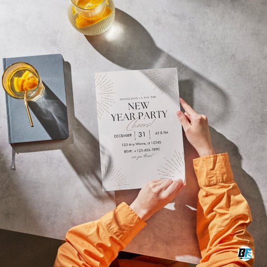 ベージュ＆ゴールド エレガントな新年のパーティー招待状