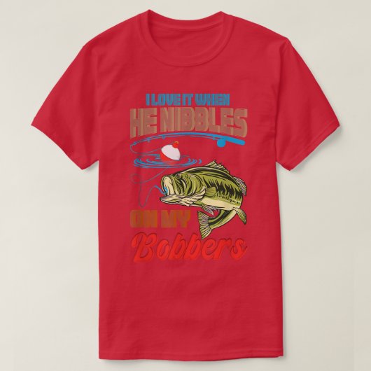 ベースおもしろい魚釣り私は彼が私の上でニブルするときにそれを愛する Tシャツ (デザイン正面)