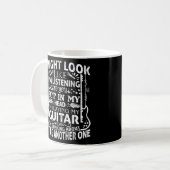 ベースのTシャツに見える聞かもしれない コーヒーマグカップ (正面左)
