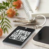 ベースはギターに似ているが、ベースクールスベース キーホルダー (正面右)