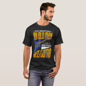 ベースを持つ老人をメンズが過小評価し遊たこと Tシャツ (正面フル)