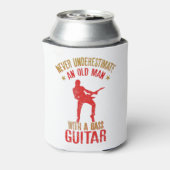 ベースギターを持つ老人を決して過小評価しない 缶クーラー (缶裏面)
