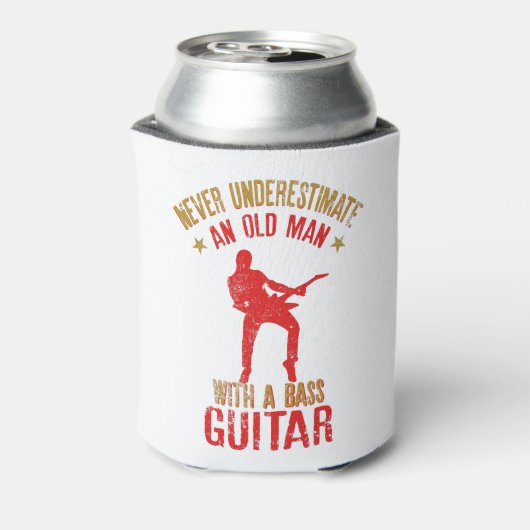 ベースギターを持つ老人を決して過小評価しない 缶クーラー (缶裏面)