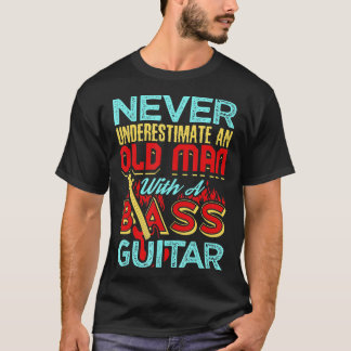 ベースギターを持つ老人を決して過小評価しない Tシャツ