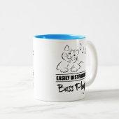 ベース奏者に気さくされる好奇心の強い猫 ツートーンマグカップ (正面右)