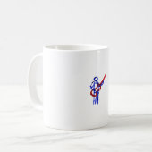 ベース奏者の輪郭の姿の赤および青 コーヒーマグカップ (正面左)