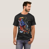 ベース魚釣りフィッシュアメリカンフラッグ愛国的魚釣り Tシャツ (正面フル)