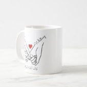 ペアの名前と日付入り手を繋ぐカップルデザイン コーヒーマグカップ (正面左)