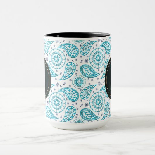 ペイズリーのティール(緑がかった色)パターン。 テキスト マグカップ (中央)