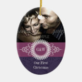 ペイズリーのモノグラムの初めてのクリスマスのオーナメント セラミックオーナメント (正面)