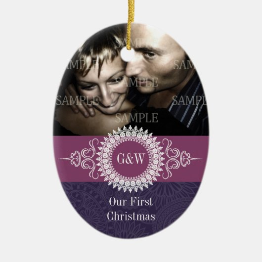 ペイズリーのモノグラムの初めてのクリスマスのオーナメント セラミックオーナメント (正面)