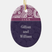 ペイズリーのモノグラムの初めてのクリスマスのオーナメント セラミックオーナメント (裏面)