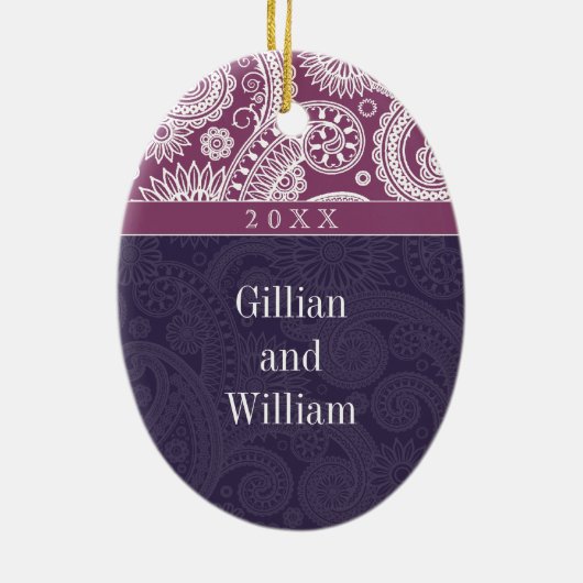 ペイズリーのモノグラムの初めてのクリスマスのオーナメント セラミックオーナメント (裏面)