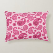 ペイズリーパターンパステルコーラルピンクと明るい赤紫色 アクセントクッション (正面)