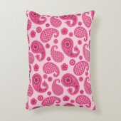 ペイズリーパターンパステルコーラルピンクと明るい赤紫色 アクセントクッション (正面(垂直))