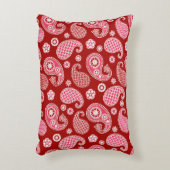ペイズリーパターン、ダークレッド、ホワイト、コーラルピンク アクセントクッション (正面(垂直))