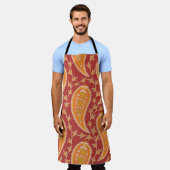 ペイズリーパターン。トルコのキュウリ。マルーンオレンジc エプロン (着用した状態)