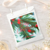 ペイント風の赤い実と松の枝のクリスマス フェイバーバッグ (クリップ留めされた状態)