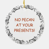 ペカンアットプレゼント | Food Punユーモア セラミックオーナメント (裏面)