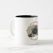 ペキンの知恵 – 犬のように働く ツートーンマグカップ (正面左)