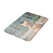 ペストリーショップで棒つきキャンデー付きフワフワの子猫 バスマット (アングル)