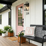 ペタルピンクとホワイトクラシックスクエアモノグラム アウトドアクッション<br><div class="desc">デザイン任意のカスタム色の組み合わせで独自の宇宙装飾用クッションを完全にあなたの家の装飾と調整!デザインツールを使用して背景色と正方形の色を変更するか、名前、モノグラムのイニシャルまたは他の特殊な文字を含む独自の文字を追加する。お前のためだけに枕を作ってやる!最もジッパーレスのピロー手頃オプション、ポリエステル、またはインテリアデザインのための綿の材料から選択。耐久性のあるパティオとポーチデコールのための屋外生地を選択。</div>